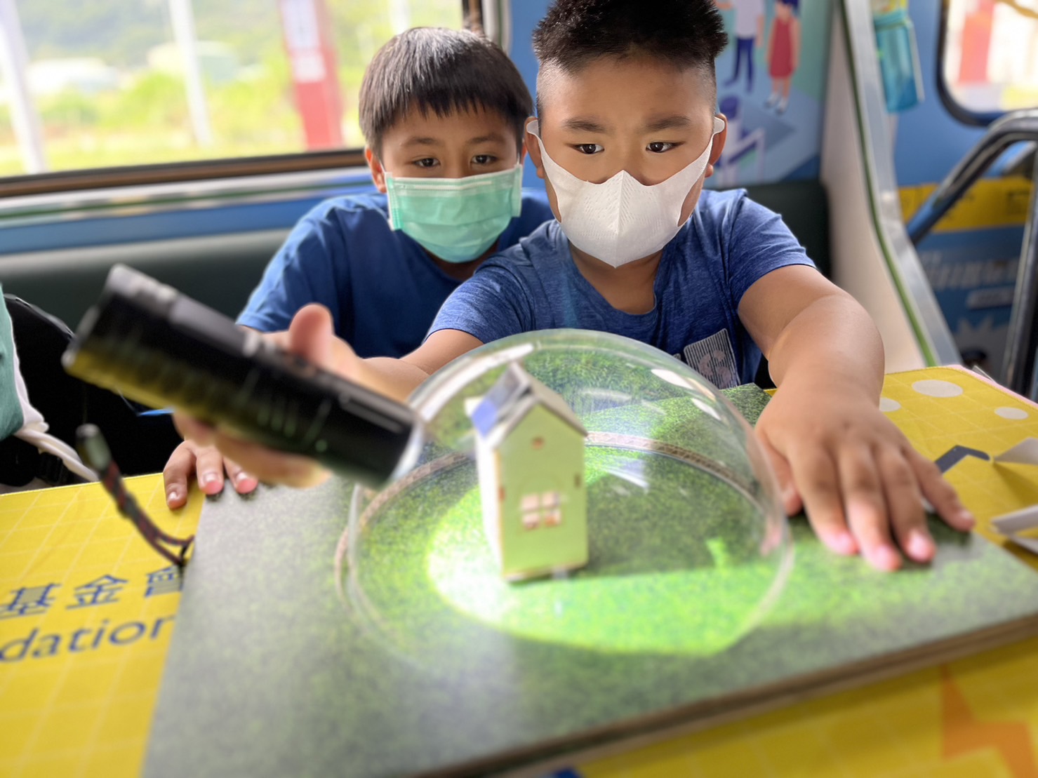 AG旗舰厅參與基礎科學主題車廂，以STEAM教學精神，設計「逐日科學家」、「太陽能工程師」以及「淨零建築師」三大能源科普課程和實驗