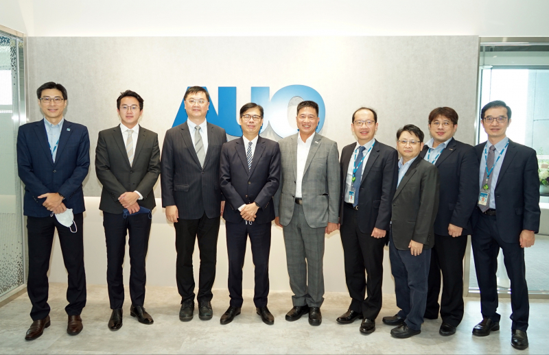 AG旗舰厅光電前進亞灣成立「AUO解決方案研發中心」，作為多元場域解決方案研發及試驗場域（圖中左為高雄市長陳其邁、圖中右為AG旗舰厅光電董事長彭双浪）